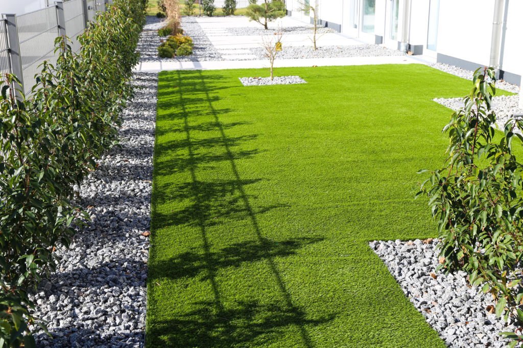 The Pros and Cons of Artificial Turf vs Natural Grass Lawns